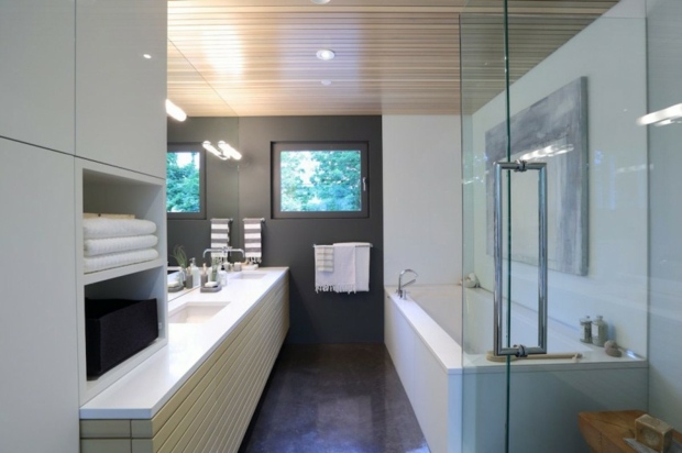 salle de bain moderne avec petites fenêtres