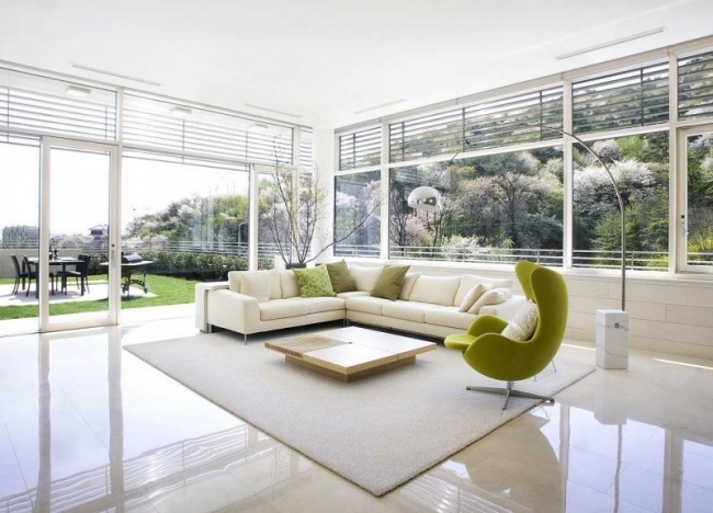 salle-séjour-couleurs-fraîches-intérieur-blanc-fauteuil-vert-clair-coussins-verts idées salle de séjour