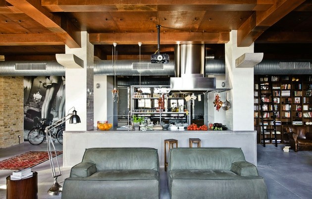 salon cuisine style industriel chaleureux plafond bois