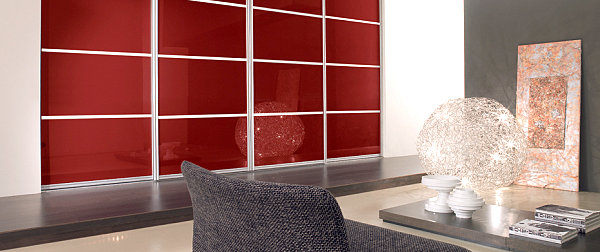 salon design mur rouge brillant
