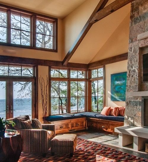 sejour-chalet-toitpente plafond fenetre vue paysage montagne cheminee foyer pierre