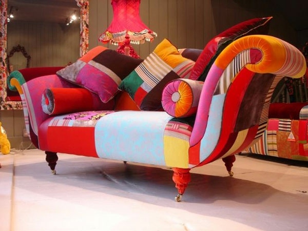 sofa multicolore patchwork riche en motifs