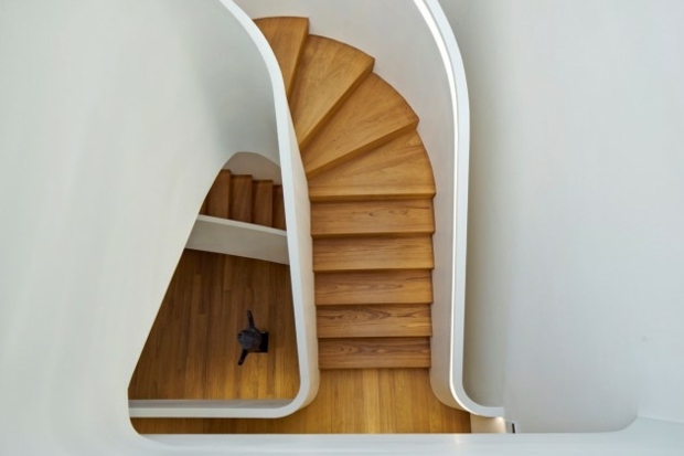 superbe escalier bois rampes blanches