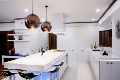 suspensions-miroir-cuisine-moderne-blanche-spots