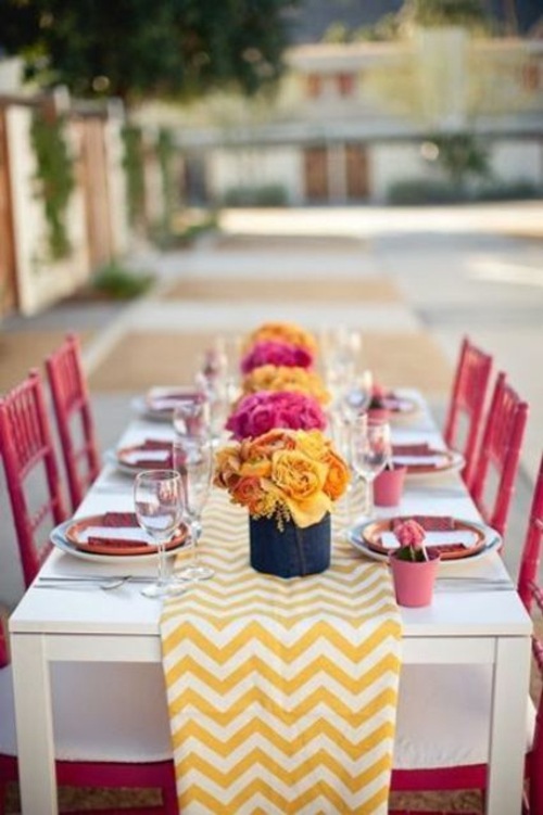 table coquette chaises roses chemin de table jaune zigzag