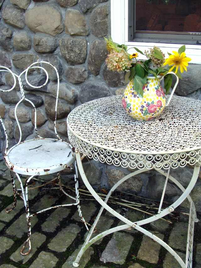Table de jardin délicate vintage en métal effet vieilli 