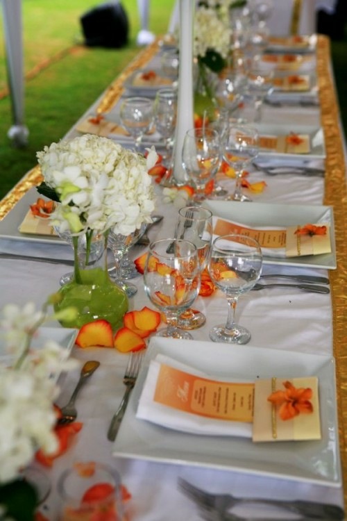 table de mariage blanche accents oranges