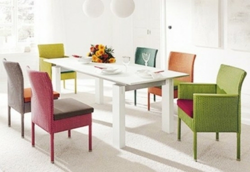 table décoree printemps chaises couleurs