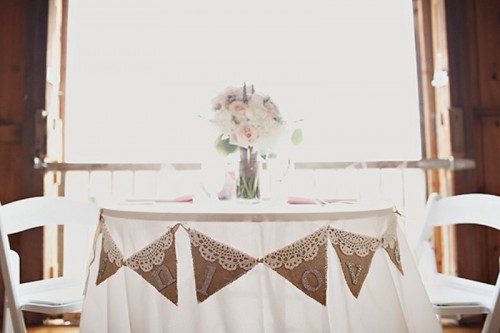 table des maries drapeau decoratif dentelle blanc