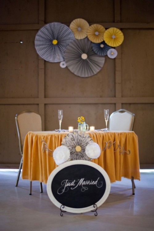 table des maries nappe jaune plissee application murale rosette