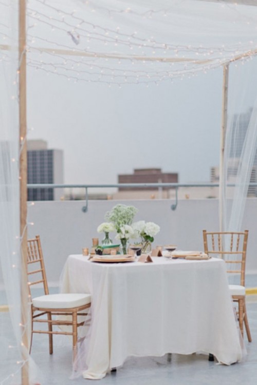 table des maries terrasse toits tonnelle baldaquin blanc lumiere noel