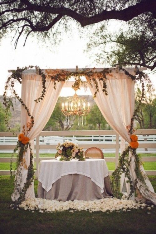 table des mariés chandelier lustre baldaquin rose