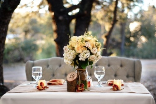 table des mariés exterieur jardin bouquet canape