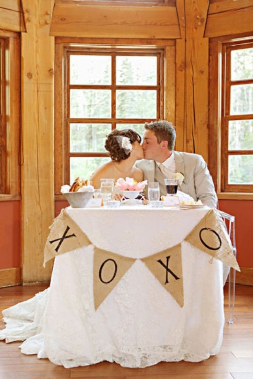 table des mariés nappe dentelle couple baiser bois bow