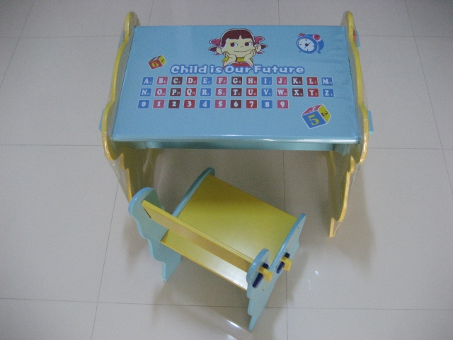 table-enfant-calculatrice-chaise