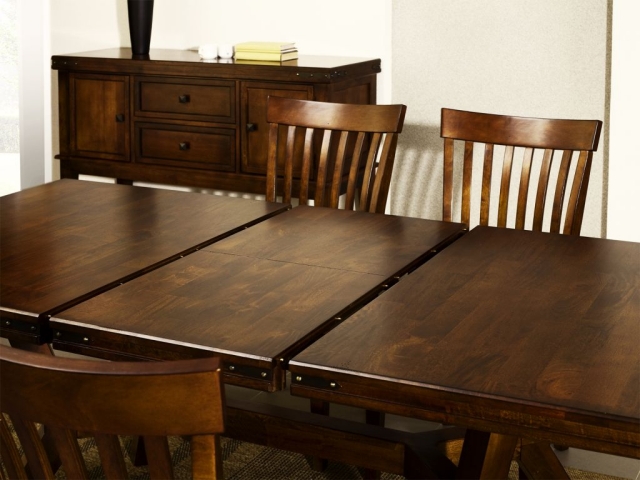 table-extensible-idée-originale-bois-chaises-forme-rectangulaire