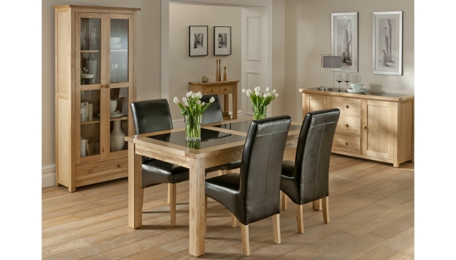 table-extensible-idée-originale-verre-bois-chaises-cuir