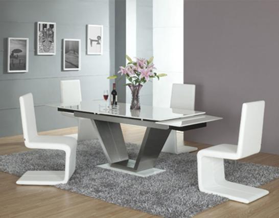 table-extensible-idée-originale-verre-chaises-blanches