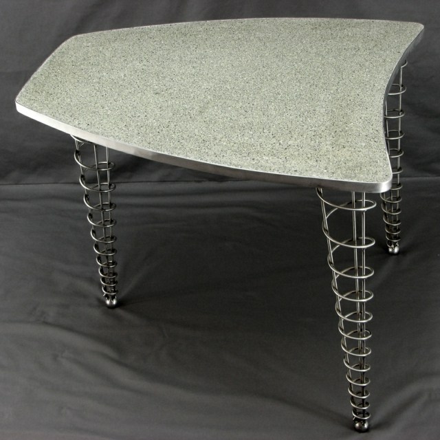 table pateau beton bord métal pied table meuble metal spirale