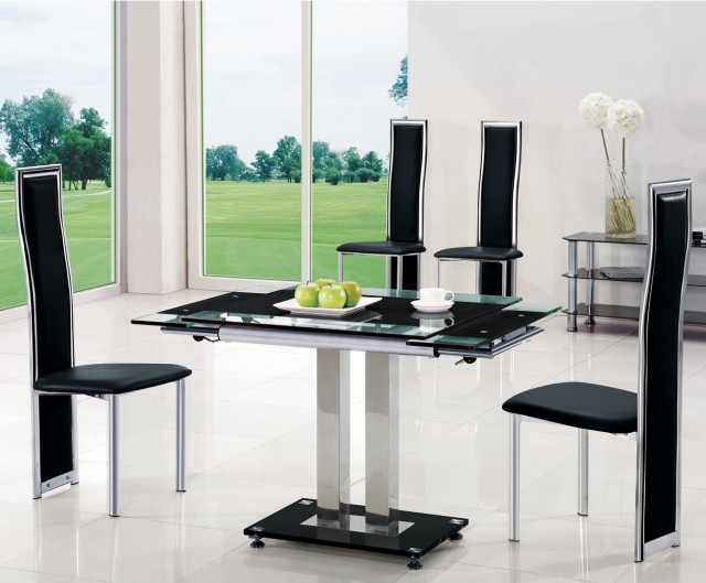 table-salle-manger-extensible-verre-noir-base-chrome-chaises-noires-élégantes