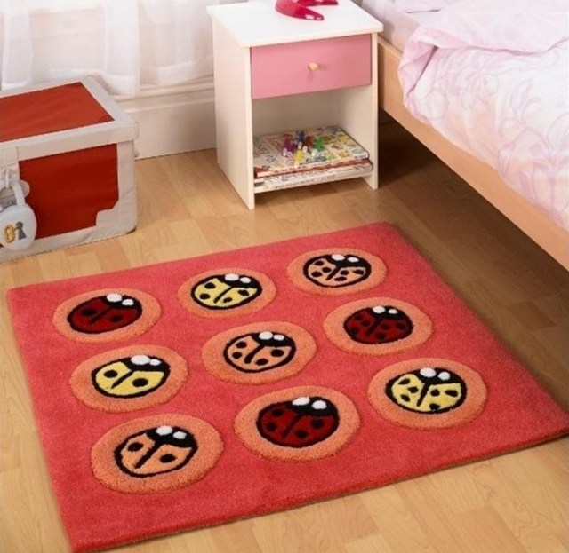 tapis chambre enfant fille-motif-coccinelles