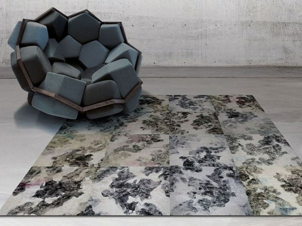 Thème floral pour cette pièce de tapisserie unique gris fleurs meuble