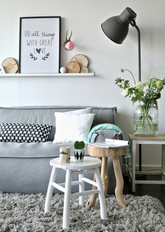 tapis-gris-salon-shaggy-canapé-gris-clair-lampe-poser-noire-chaises-bois tapis gris