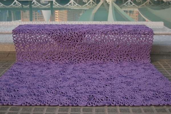 Unique tapis violet en fils presque transparent particulier foncé