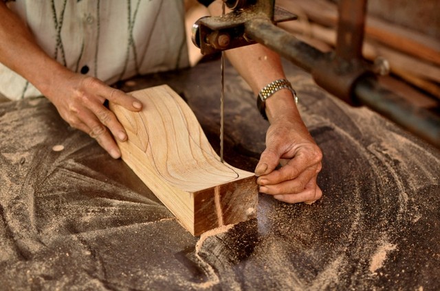 technique creation chaussures bois