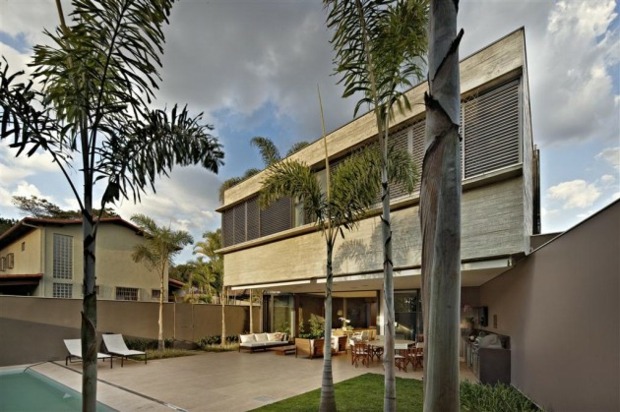 terrasse aménagée comprend piscine et palmiers