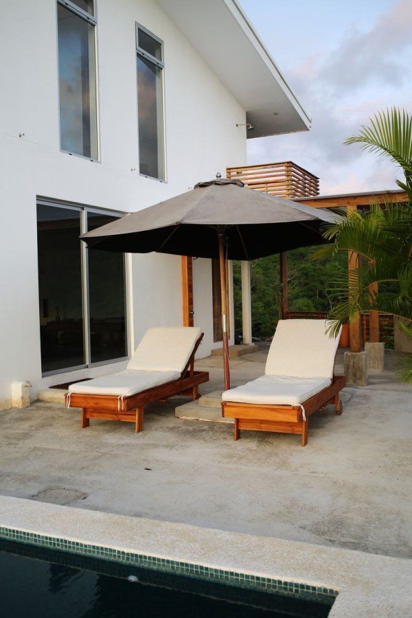 terrasse avec piscine et chaises longues au costa rica