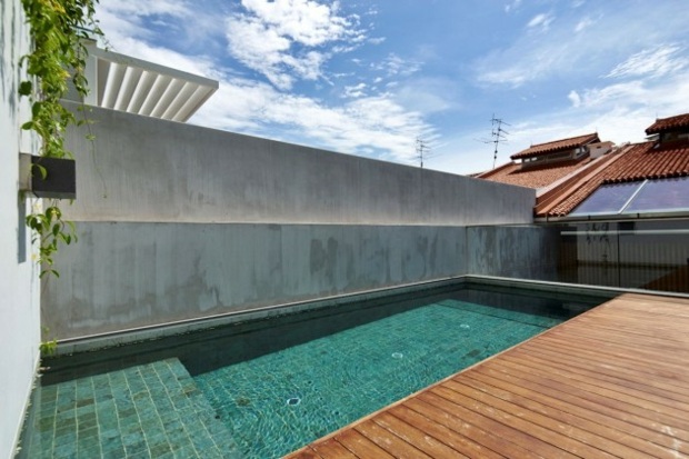 terrasse bois avec belle piscine