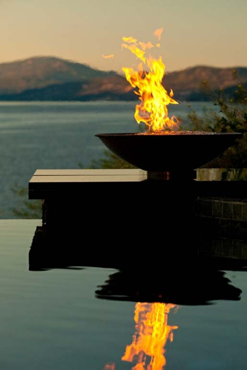 vasque assiette bol coupe feu silhouette fond  montaigne paysage eau-piscine-lisse-reflechissant-feu-lever-coucher-soleil