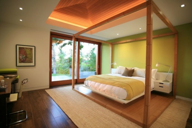 vaste chambre avec lit baldaquin bois