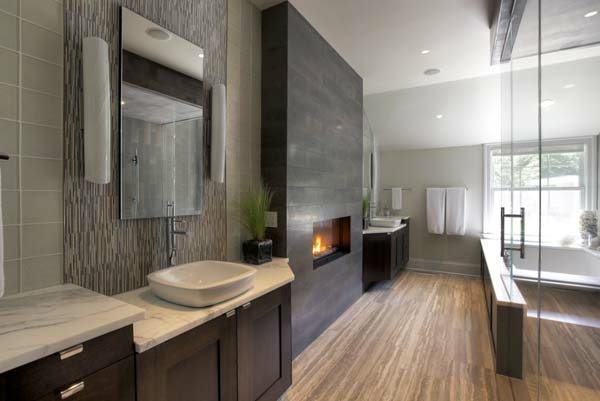vaste salle de bain avec cheminée design