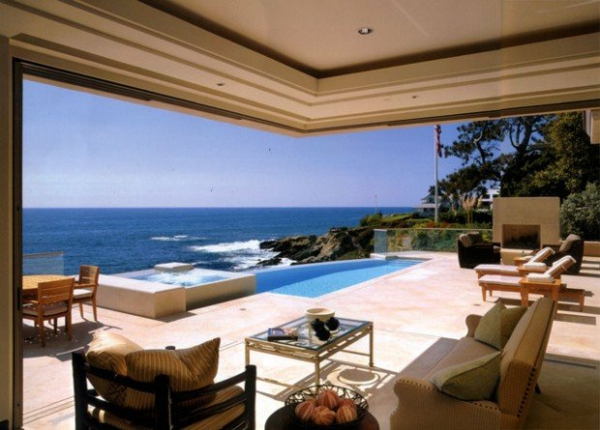 vaste terrasse aménagée avec piscine et vue splendide