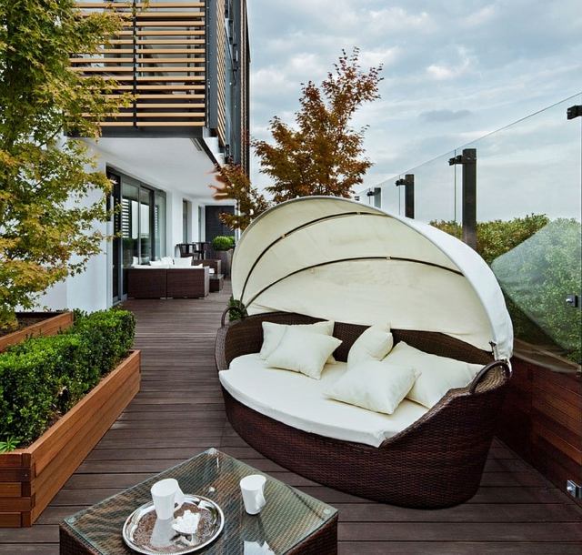 vaste terrasse bois divan à la mode coin verdure